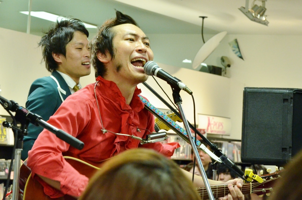 手前から上杉周大と井上仁志。