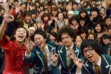 「ブギウギ専務」DVD発売イベントに出演したTHE TON-UP MOTORS。左が上杉周大。