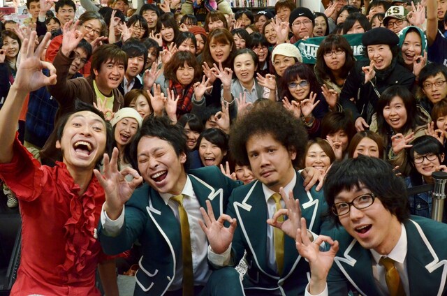 「ブギウギ専務」DVD発売イベントに出演したTHE TON-UP MOTORS。左が上杉周大。