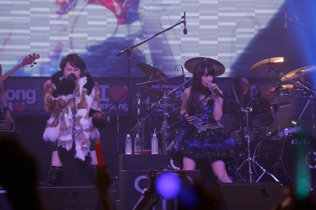 「ANIME FESTIVAL ASIA 2013」でパフォーマンスするT.M.Revolution×水樹奈々。 (c)AFA 13 / hajime kamiiisaka