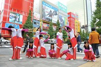 「TPD」を人文字で表す東京パフォーマンスドール。