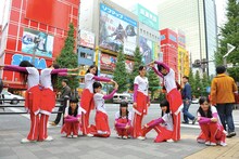 「TPD」を人文字で表す東京パフォーマンスドール。