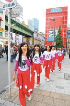 東京・秋葉原を練り歩く東京パフォーマンスドール。