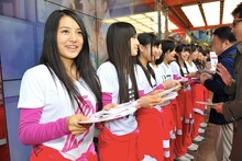 オリジナルのうちわを配布する東京パフォーマンスドール。