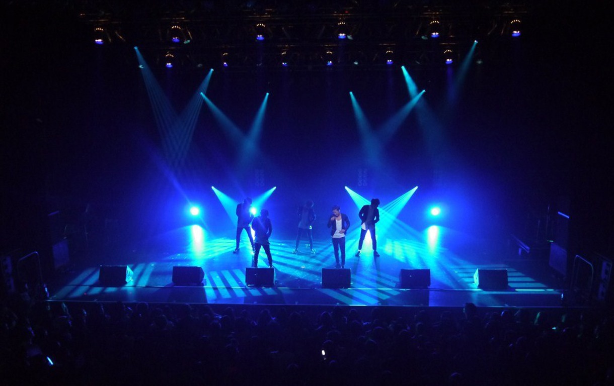 ライブイベント「oricon Sound Blowin' 2013～autumn～」でパフォーマンスするDa-iCE。