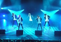 ライブイベント「oricon Sound Blowin' 2013～autumn～」でパフォーマンスするDa-iCE。