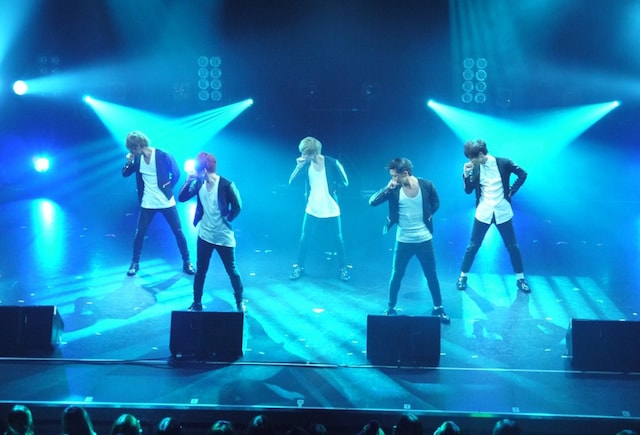 ライブイベント「oricon Sound Blowin' 2013～autumn～」でパフォーマンスするDa-iCE。