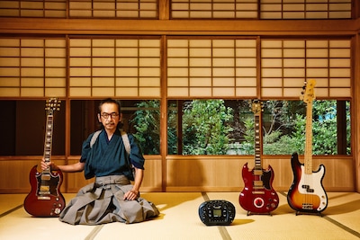 「ギター・マガジン」用に撮られた和嶋慎治の写真。（撮影：ほりたよしか）