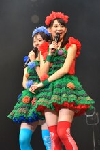 ステージ上で手をつなぐ咲良菜緒（左）と秋本帆華（右）。