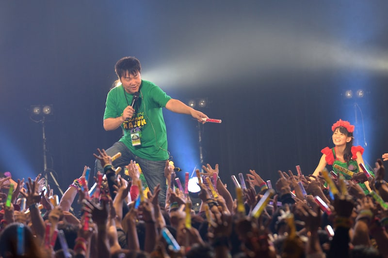 オーディエンスを煽る店長こと長谷川マネージャー。