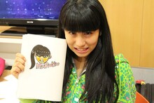 坂本遥奈とその似顔絵。