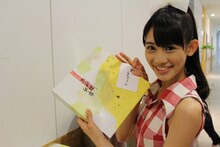 唐揚げ弁当を手にご満悦の秋本帆華。