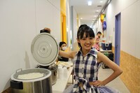 炊飯器を開けて満面の笑みを浮かべる咲良菜緒。