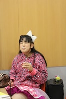 アイスを食べてなんとも言えない表情を浮かべる安藤ゆず。