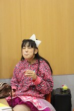 アイスを食べてなんとも言えない表情を浮かべる安藤ゆず。