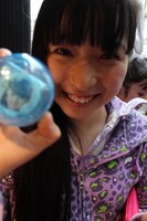 ツアー会場グッズ「しゃちCARA」を楽しむ大黒柚姫。