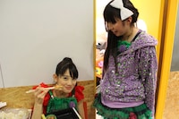 唐揚げ弁当を食べる秋本帆華を見つめる大黒柚姫。