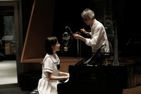 左から生田絵梨花、佐久間正英。