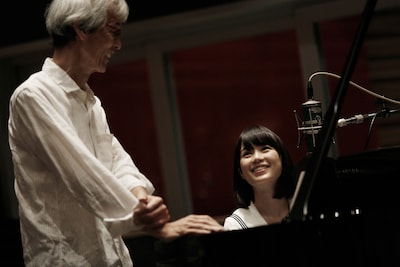 左から佐久間正英、生田絵梨花。