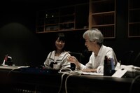 左から生田絵梨花、佐久間正英。