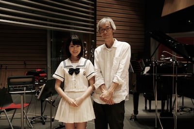 左から生田絵梨花、佐久間正英。