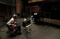 乃木坂46「君の名は希望」を演奏する佐久間正英と生田絵梨花。