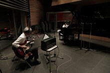 乃木坂46「君の名は希望」を演奏する佐久間正英、生田絵梨花（左から）。