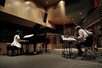 乃木坂46「君の名は希望」を演奏する佐久間正英と生田絵梨花。