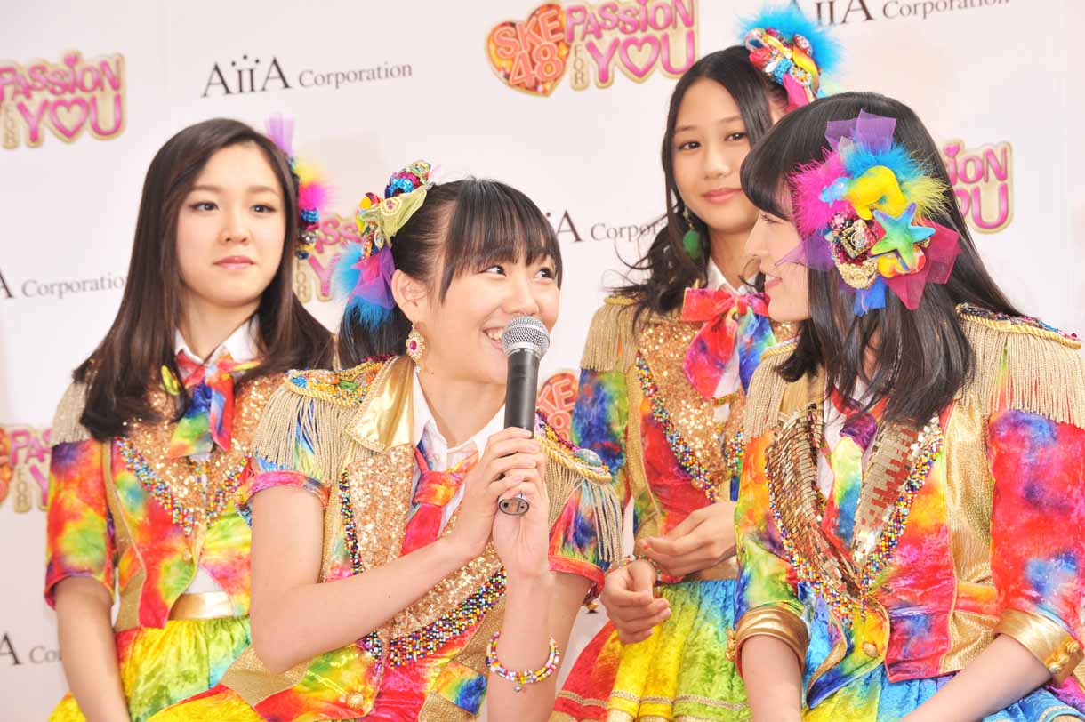 手前左から須田亜香里、松井珠理奈。