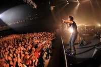 藤井フミヤ「復活！カウントダウンライブ青春『50日前夜祭』」の様子。（撮影：三浦憲治）