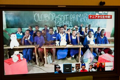 AI「ハピネス - あげようバージョン」PVに出演したケニアのオロボソイト小学校の生徒たち。