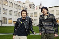 写真左から、横山健、博多大吉（博多華丸・大吉）。