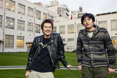 写真左から、横山健、博多大吉（博多華丸・大吉）。