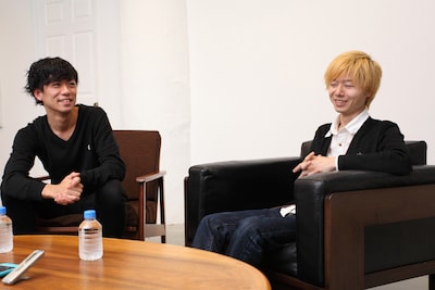 左から古川貴之（Vo）、中屋智裕（G）。