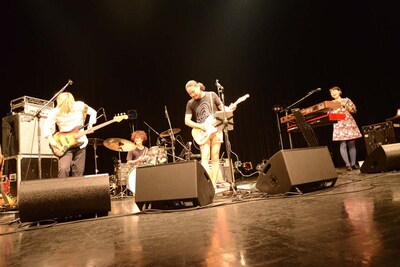 ダブルアンコールで位置を入れ替わった岸田とBOBO。（撮影：久保憲司）