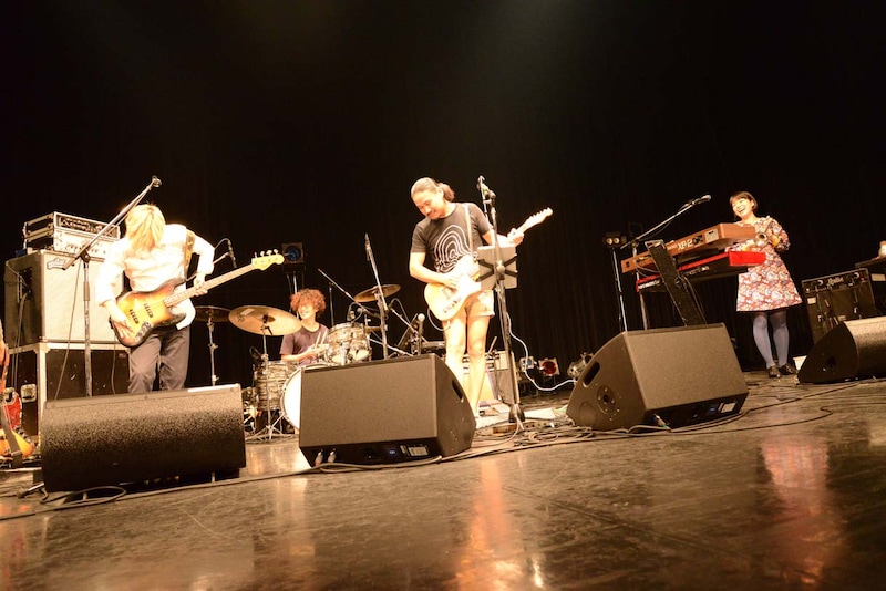 ダブルアンコールで位置を入れ替わった岸田とBOBO。（撮影：久保憲司）