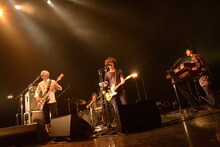 くるり「15th Anniversary くるり『Remember me』リリースツアー ～モチを投げます～」東京・Zepp DiverCity TOKYO公演の様子。（撮影：久保憲司）