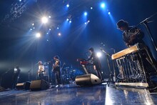 くるり「15th Anniversary くるり『Remember me』リリースツアー ～モチを投げます～」東京・Zepp DiverCity TOKYO公演の様子。（撮影：久保憲司）