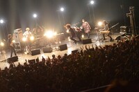 くるり「15th Anniversary くるり『Remember me』リリースツアー ～モチを投げます～」東京・Zepp DiverCity TOKYO公演の様子。（撮影：久保憲司）