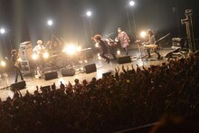 くるり「15th Anniversary くるり『Remember me』リリースツアー ～モチを投げます～」東京・Zepp DiverCity TOKYO公演の様子。（撮影：久保憲司）