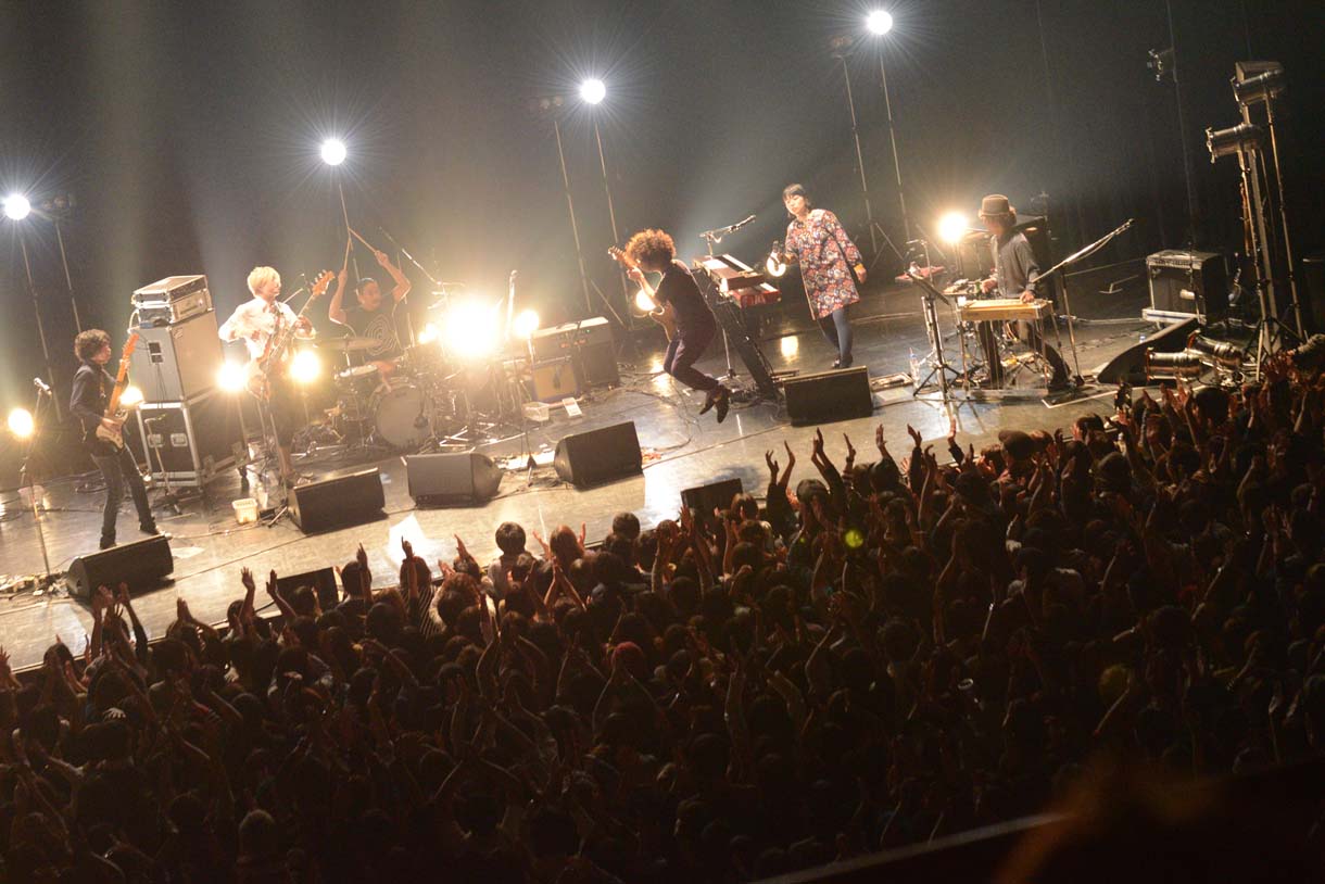 くるり「15th Anniversary くるり『Remember me』リリースツアー ～モチを投げます～」東京・Zepp DiverCity TOKYO公演の様子。（撮影：久保憲司）