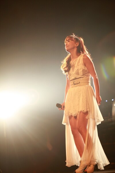 華原朋美「DREAM ～TOMOMI KAHARA CONCERT 2013～」初日公演の様子。