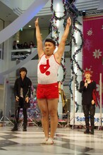 技を決めようとするオラキオ（弾丸ジャッキー）とそれを見守る超特急。