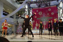 見事バク転をキメたユーキ。