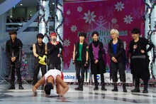 ユーキに平謝りするオラキオ。