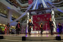 新志と超特急のコラボステージの様子。