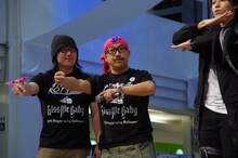 超特急のポーズを練習するビッグダディ親子。