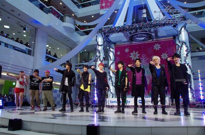 超特急「Kiss Me Baby～あなたはキスしたい？それともキスされたい??～ツアー」東京・池袋サンシャインシティ公演の様子。