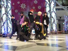 「Kiss Me Baby」を披露する超特急。