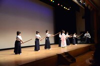 さくら学院「剱舞（つるぎまい）の授業」1部の様子。